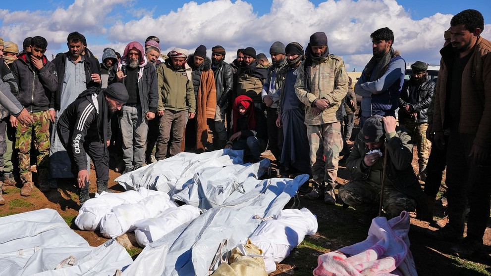 Telá ležia zabalené na uliciach miest