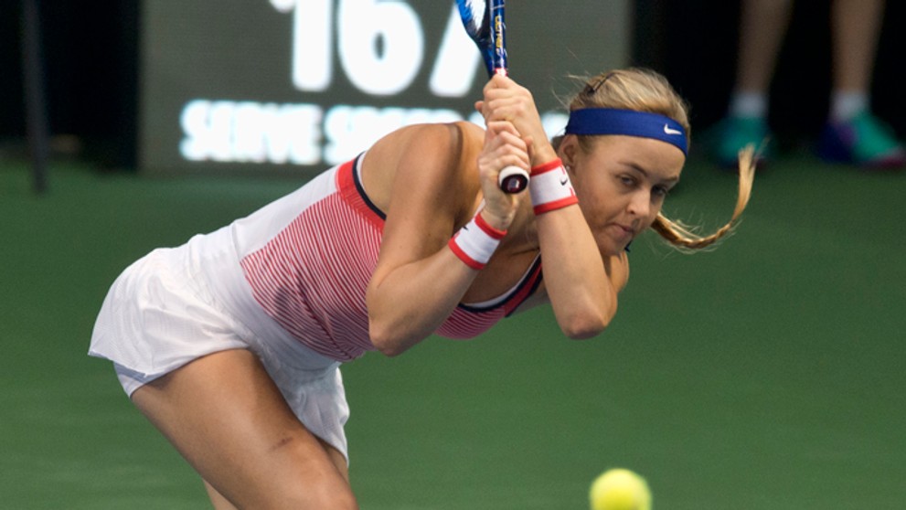 Anna Karolína Schmiedlová odvracia loptičku Samanthe Stosurovej (Austrália).