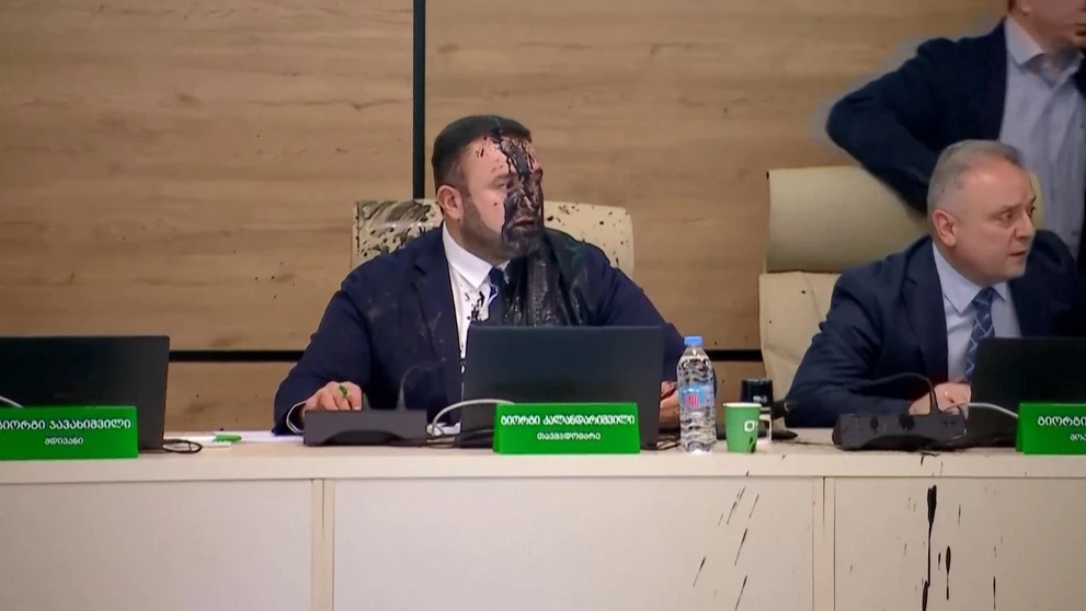 Šéfa gruzínskej volebnej komisie oblial člen opozície farbou