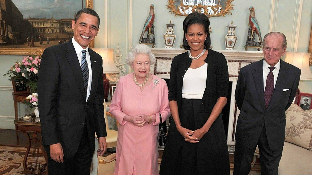 Faux pas Obamovej vyvolal rozruch. Toto si ku kráľovnej dovoliť nemala