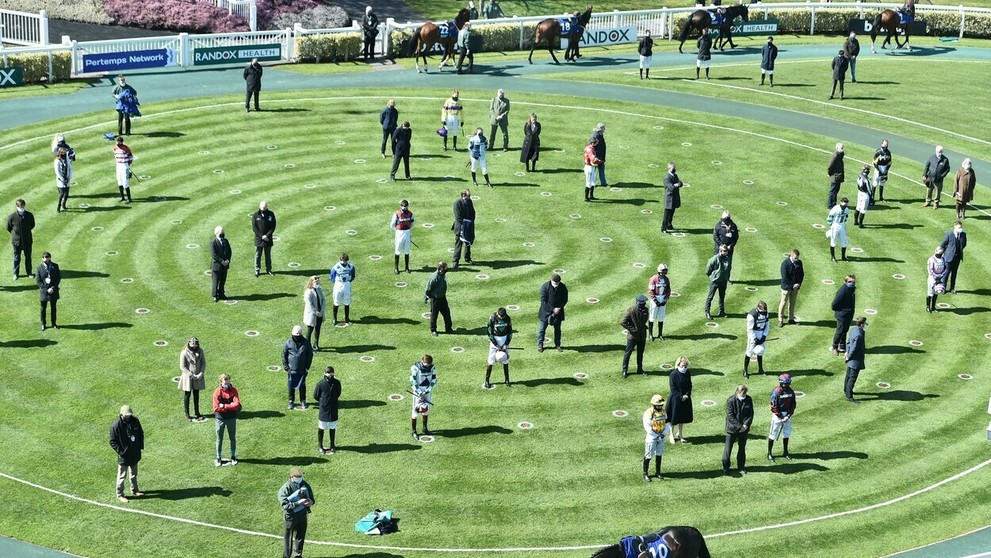 Británia plače za princom Philipom. Pred palácom sa zbierajú davy ľudí