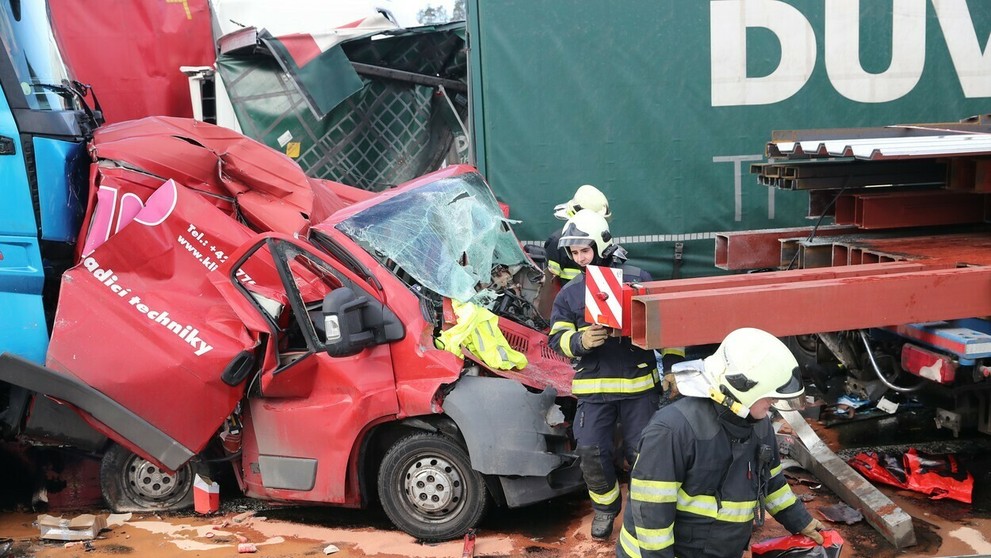 Zdemolované auto po hromadnej nehode.