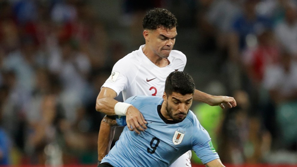 Pepe v súboji o loptu s Luisom Suarezom.