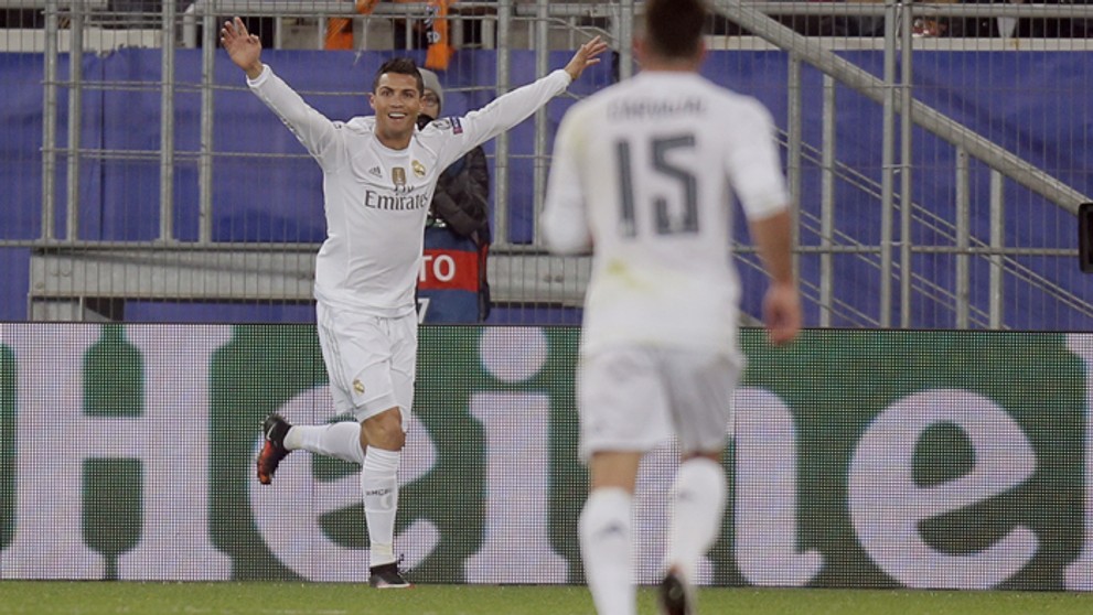 Cristiano Ronaldo oslavuje gól v zápase LM Šachtar Doneck - Real Madrid v Ľvove.