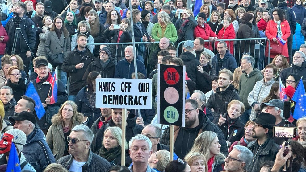 Protestujúci so semaforom