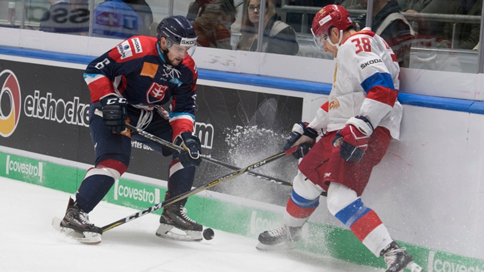 Marcel Haščák a vľavo Konstantin Okulov vo finále Nemeckého pohára.