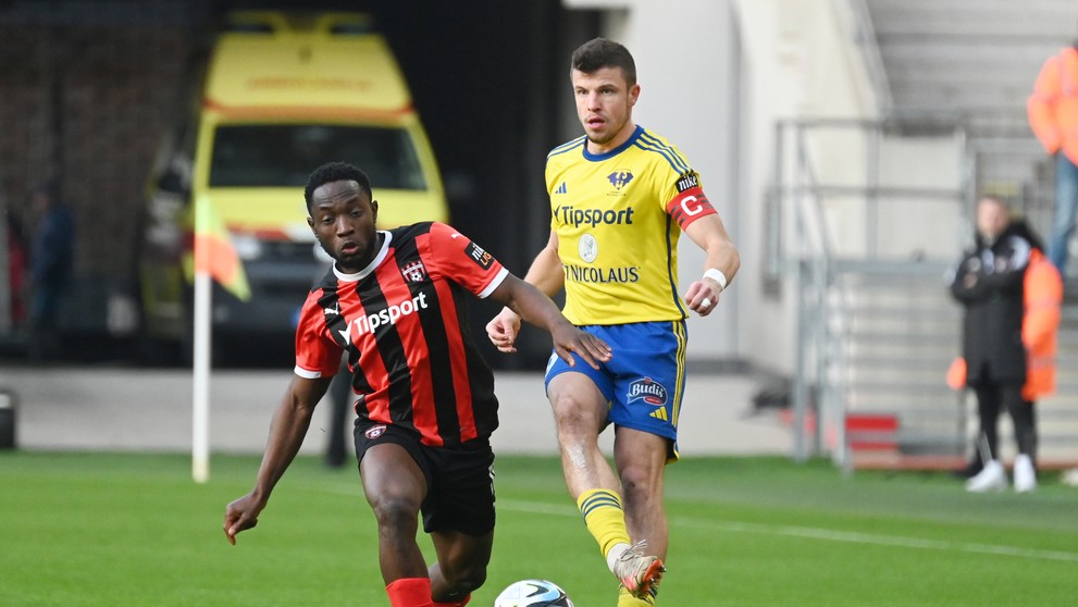 Vľavo hráč Trnavy Philip Azango a kapitán Michaloviec Matúš Marcin bojujú o loptu v 18. kole Niké ligy.