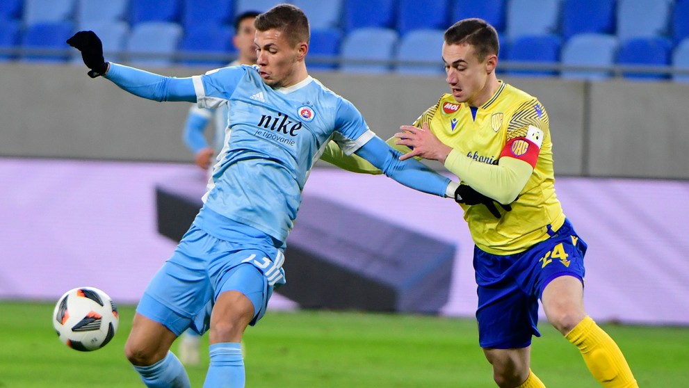 Zľava Samuel Mráz zo Slovana Dominik Kružliak (DAC) v zápase Fortuna ligy.