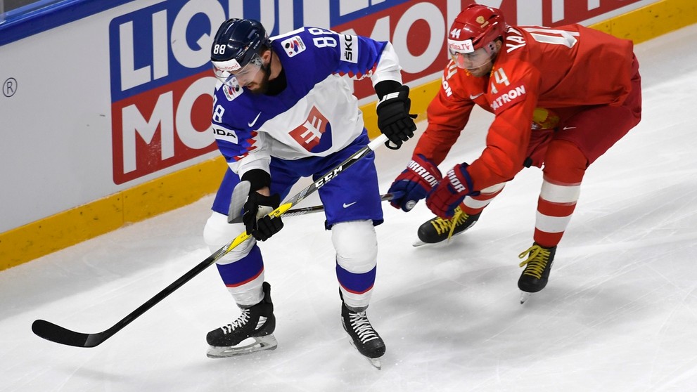 Patrik Svitana (vľavo) a  Jegor Jakovlev z Ruska počas zápasu v základnej A-skupine Rusko - Slovensko.