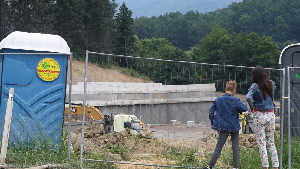 Na snímke zosuv pôdy na stavbe obchodného centra na Ulici Okružná v meste Handlová.