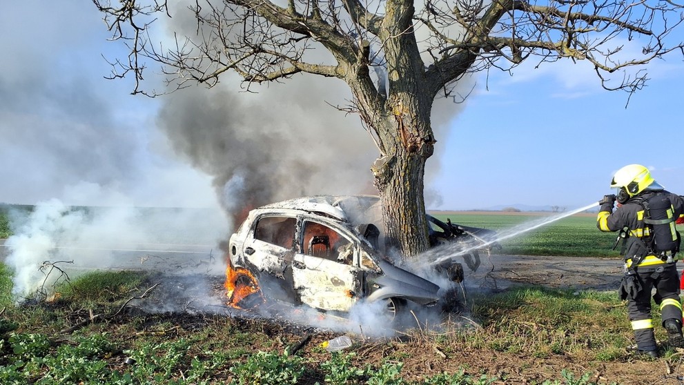 Auto začalo po náraze horieť