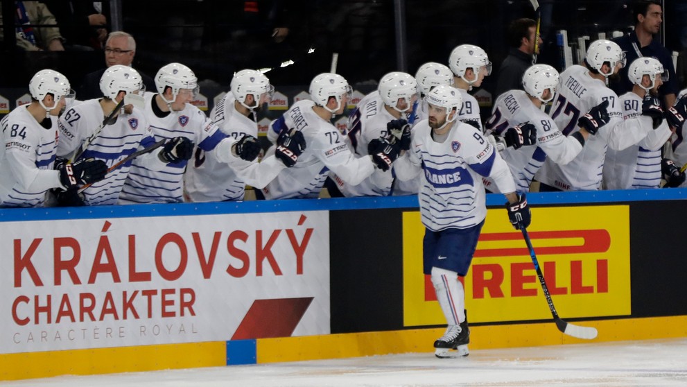 Damien Fleury (na ľade) z Francúzska oslavuje so spoluhráčmi gól v dueli MS 2017 proti Kanade.