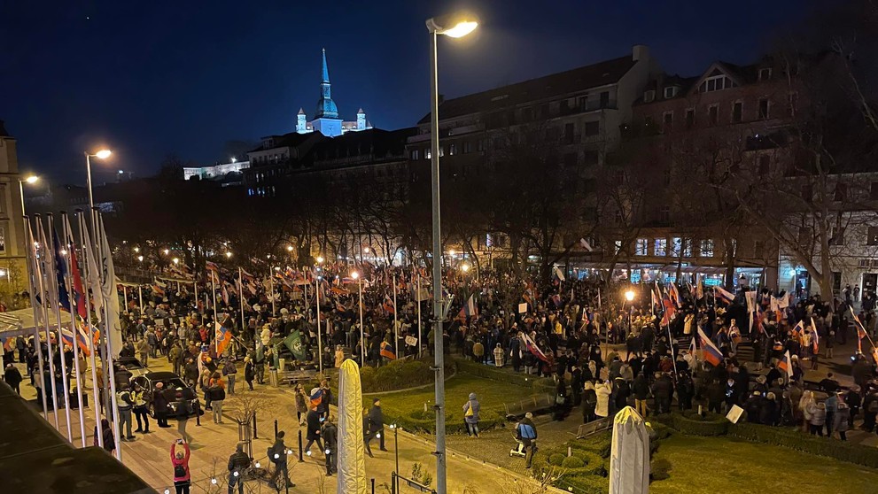 Protesty pred prezidentským palácom.