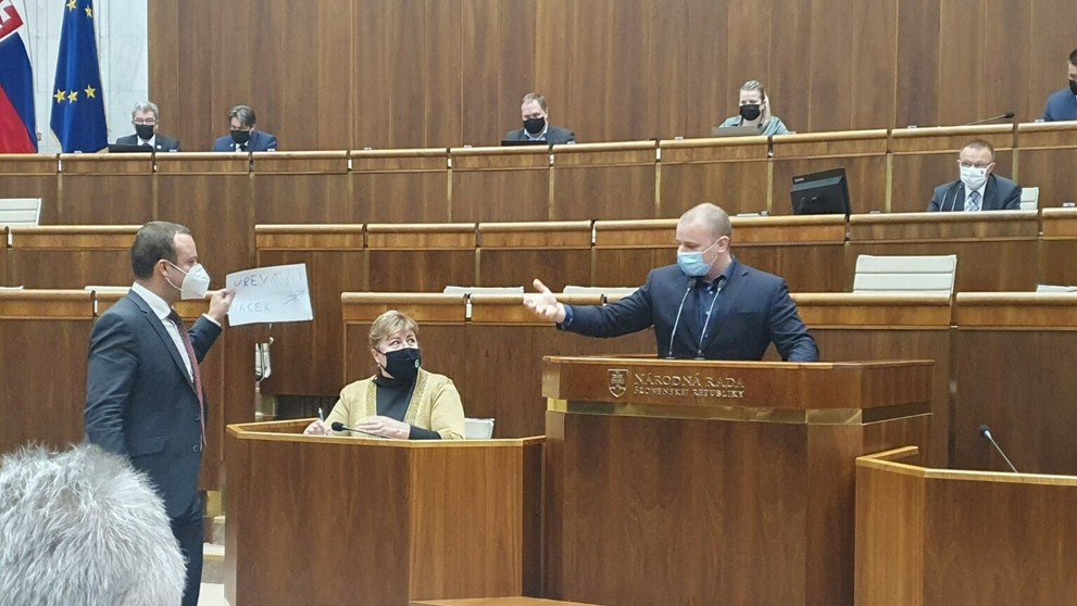 Strkanica medzi poslancami Miroslavom Žiakom (SaS) a Milanom Mazurekom (ĽSNS).