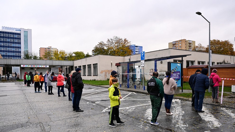 Na snímke ľudia čakajú na testovanie v dlhom rade na Sokolskej ulici v Bratislave.