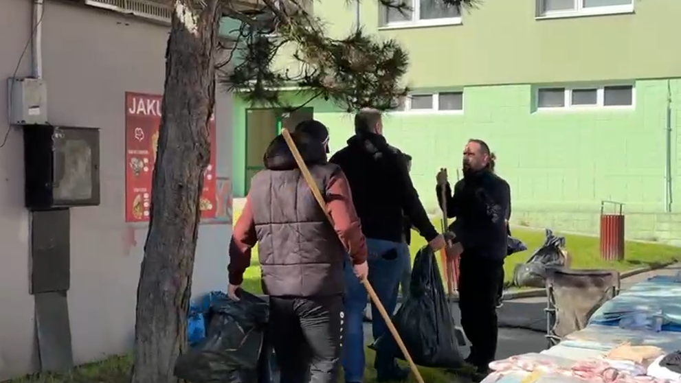 Andrej Danko pri upratovaní sídliska.