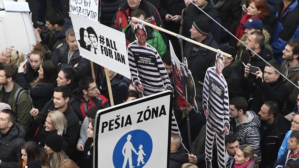 Protestujúci si priniesli aj transparenty. 