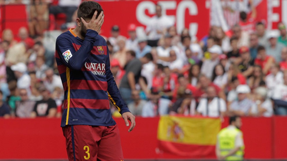 Smutný Gerad Pique (FC Barcelona) v zápase La Ligy na domácom štadióne FC Sevilla.