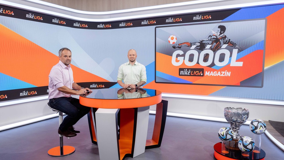 Moderátor Slávo Jurko a expert Marek Sapara v štúdiu magazínu GÓÓÓL!