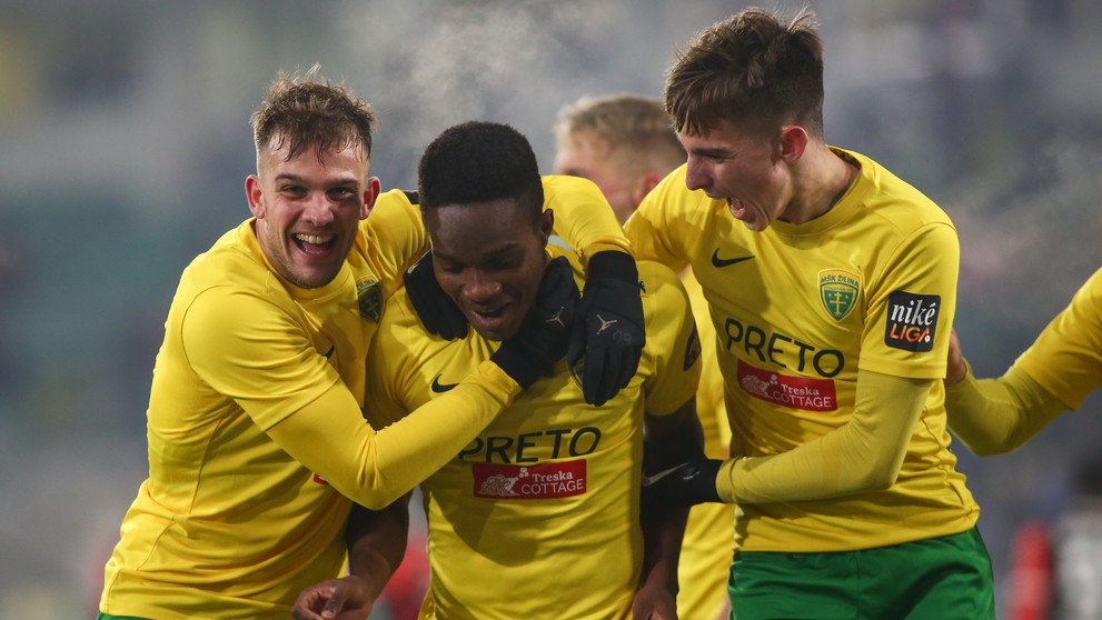 Zľava Matúš Rusnák, Samuel Gidi a Mário Sauer (všetci Žilina) sa radujú z gólu v 17. kole Niké ligy proti Trnave.