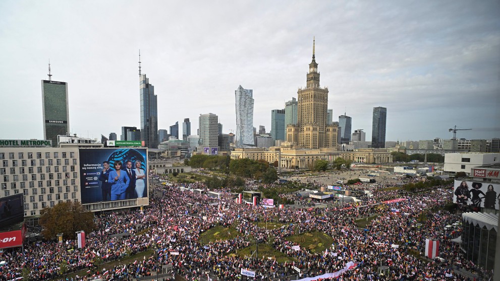 Protivládna demonštrácia v centre Varšavy