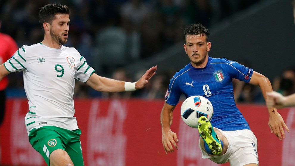 Hráč Írska Shane Long (vľavo) a hráč Talianska Alessandro Florenzi v súboji o loptu na ME.