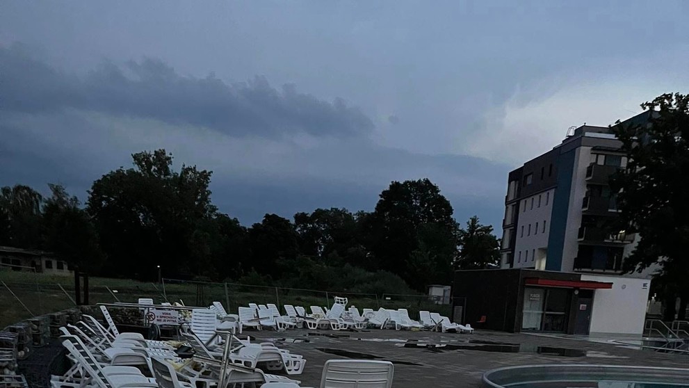 Termálne kúpalisko v Poľnom Kesove spustošila búrka.