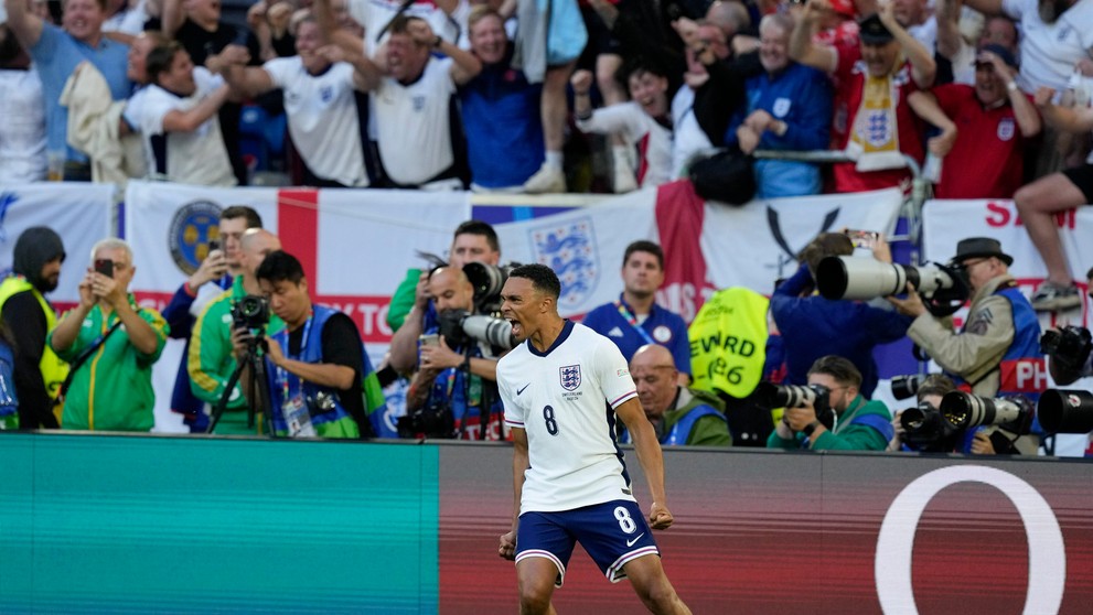 Trent Alexander-Arnold oslavuje rozhodujúcu premenenú penaltu.