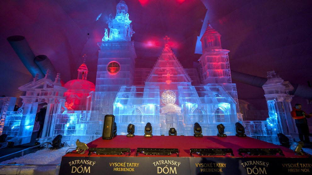 Tatranský ľadový dóm je tento rok venovaný spomienke na pápeža Jána Pavla II.