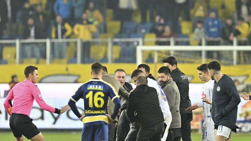 Útok na rozhodcu Halila Umuta Melera.