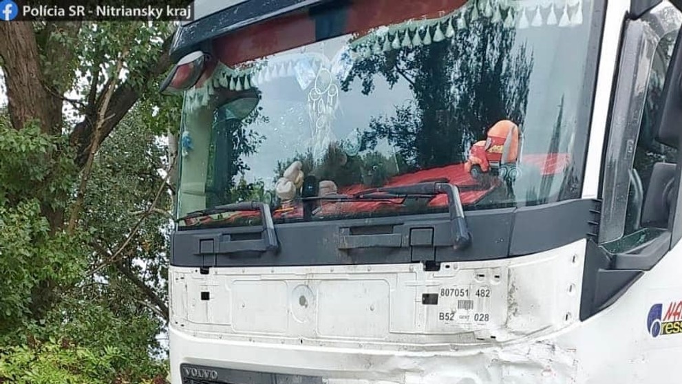 Nákladné auto po nehode v katastri obce Zemianska Oľča.