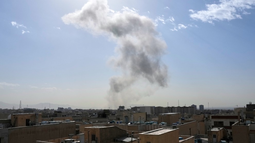 Po výbuchu v Teheráne stúpa dym nad obzorom. (2)