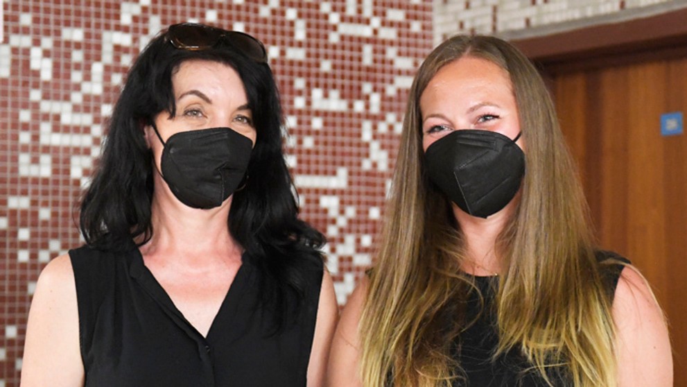 Poškodené zľava Edita Kováčová a Zuzana Kováčová po pojednávaní na KS v Košiciach s obvinenými bratmi Paškovcami.