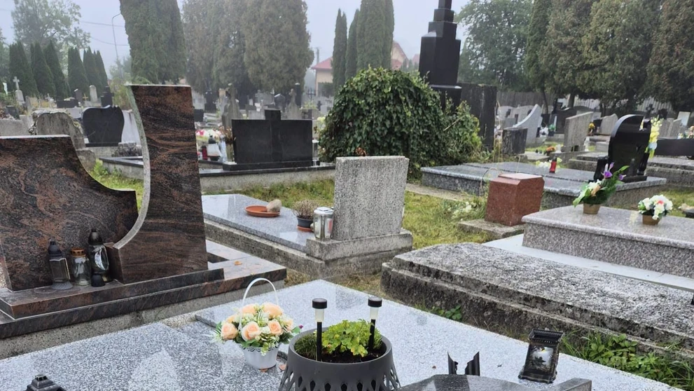 Poničený hrob na cintoríne vo Vrútkach. 