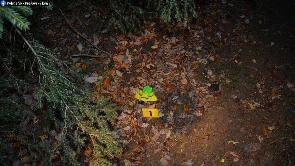 Ostnatný drôt, ktorý v lese zranil motorkára.