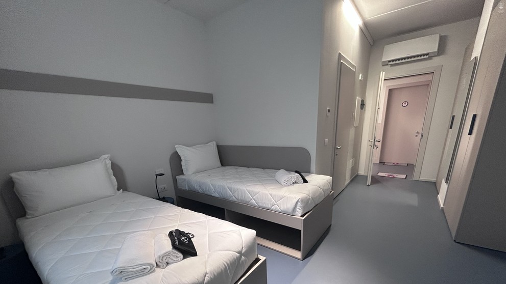 Dvojposteľová izba v olympijskej dedine v Miláne.