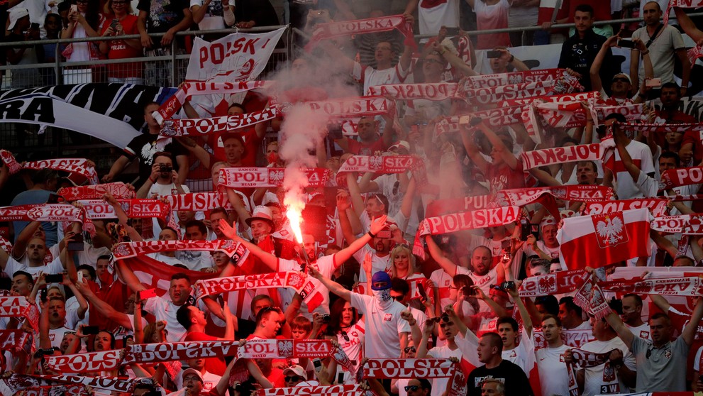 Poľskí fanúšikovia pália svetlice počas zápasu s Ukrajinou na ME vo Francúzsku.