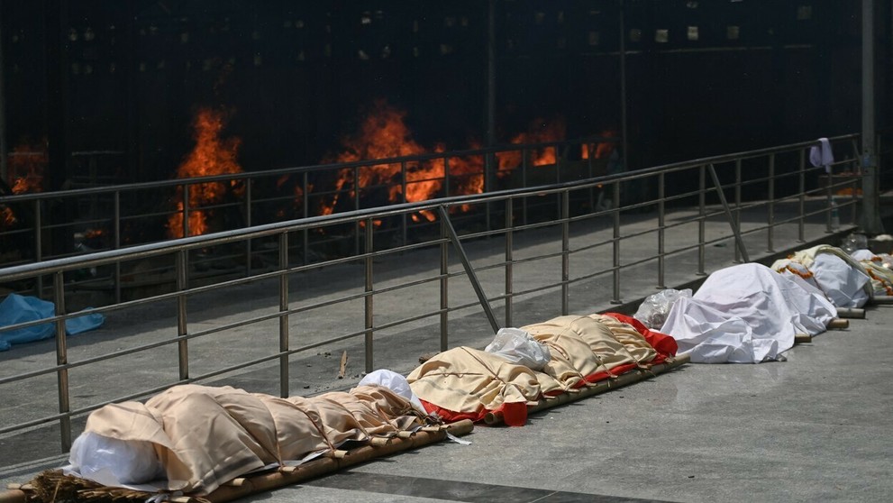 Obete covidu nestíhajú v Indii spaľovať