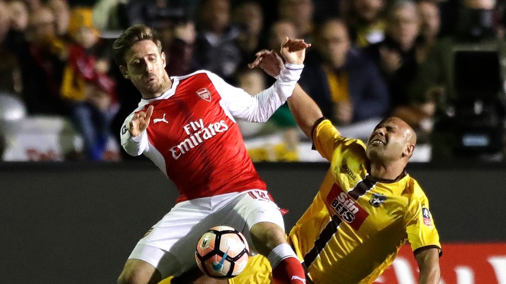 Nacho Monreal (vľavo) z Arsenalu v súboji o loptu proti Nickovi Baileovi zo Suttonu v zápase FA Cupu.