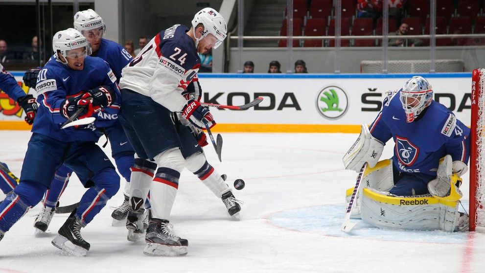 Hráč USA Hudson Fasching (v strede) pred brankárom Francúzska Florianom Hardym v zápase B-skupiny MS v Rusku.