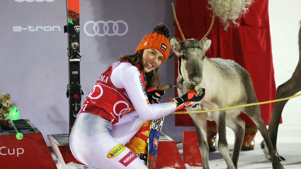 Alpská lyžiarka Petra Vlhová pózuje so sobom po triumfe v slalome Svetového pohára v Levi.