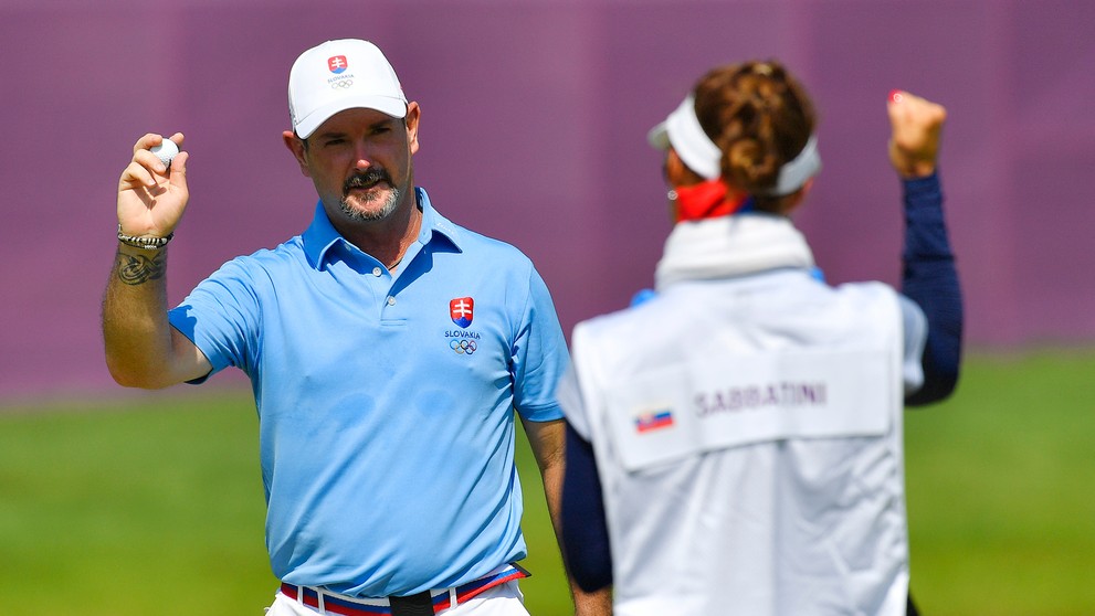 Rory Sabbatini s caddym - manželkou Martinou sa tešia po poslednom údere