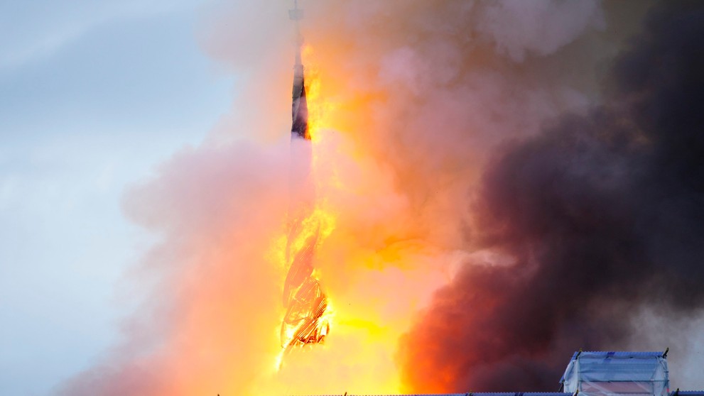 Veža sa následne zrútila.