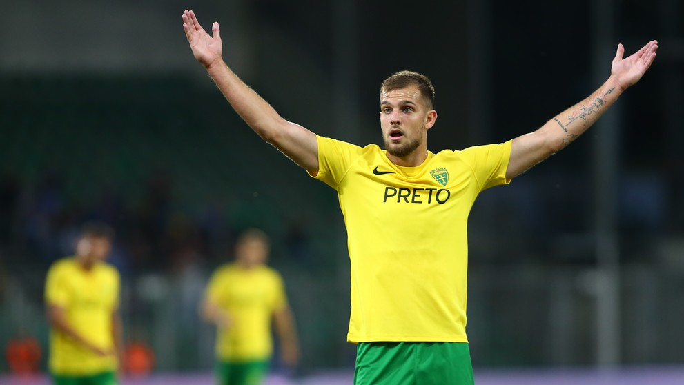 Na snímke futbalista Žiliny Matúš Rusnák nespokojne gestikuluje.