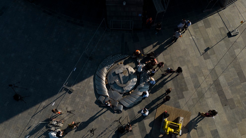 Odstránený štátny znak bývalého Sovietskeho zväzu z obrovskej sochy Matka Vlasť v Kyjeve.