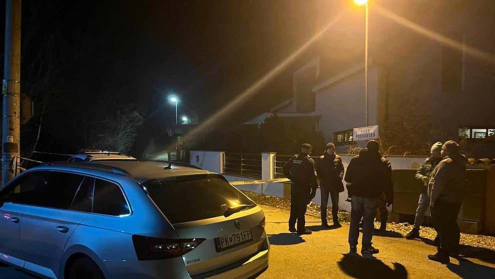 Polícia ohradila miesto činu páskami.