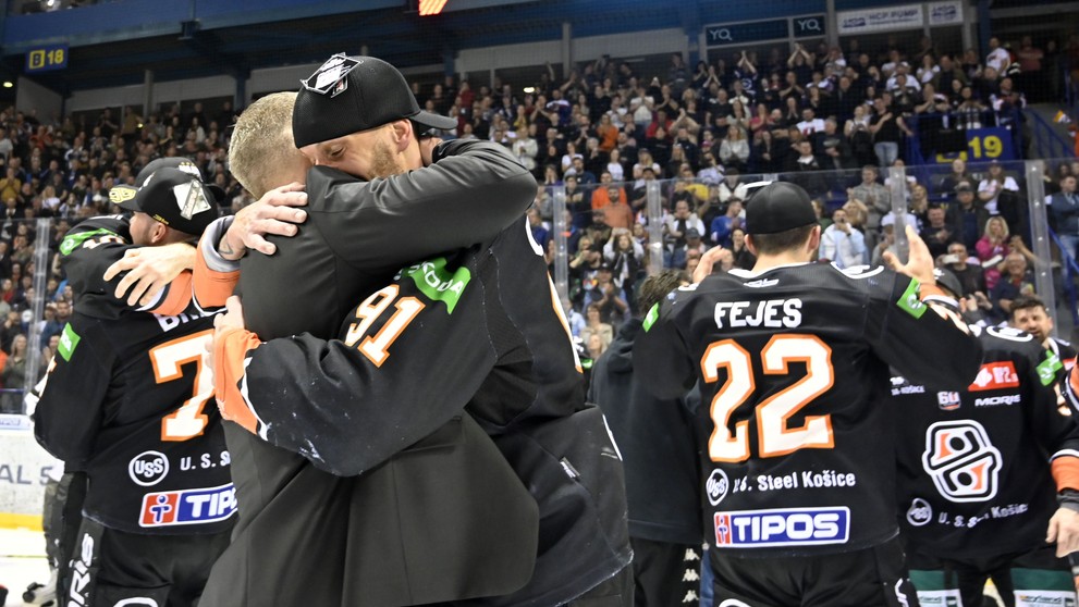 Hokejisti HC Košice sa tešia z víťazstva a zisku majstrovského titulu.