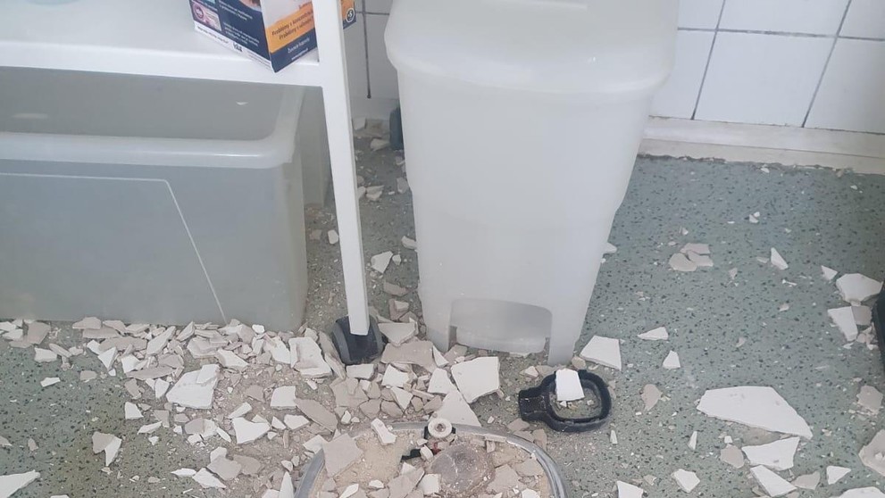 Zo stropu na poliklinike spadol veľký kus omietky.