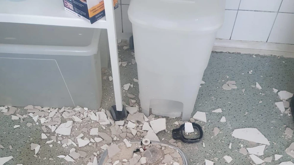Zo stropu na poliklinike spadol veľký kus omietky.