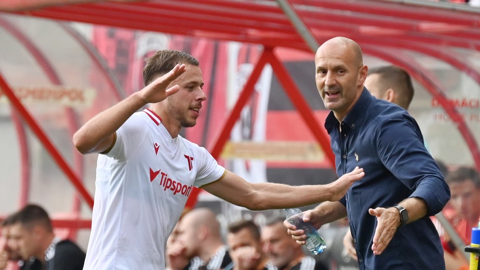 Futbalista Trenčína Njegoš Kupusovič (vľavo) a tréner Trenčína Ilija Stolica.